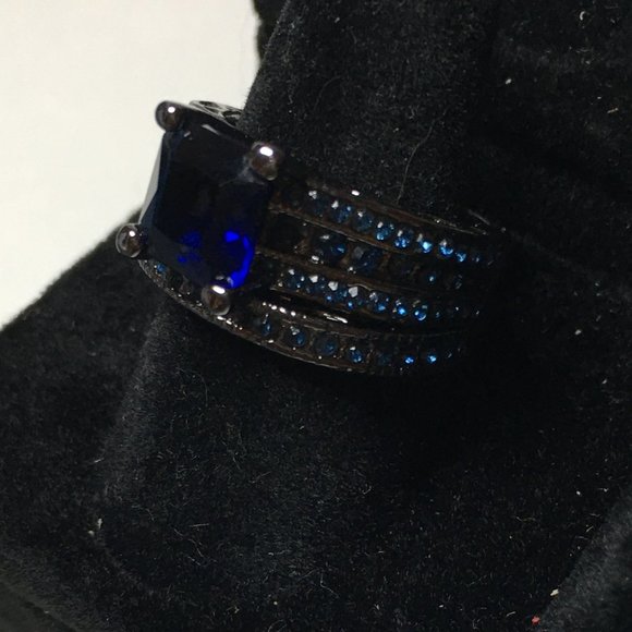 ring - Picture 2 of 8